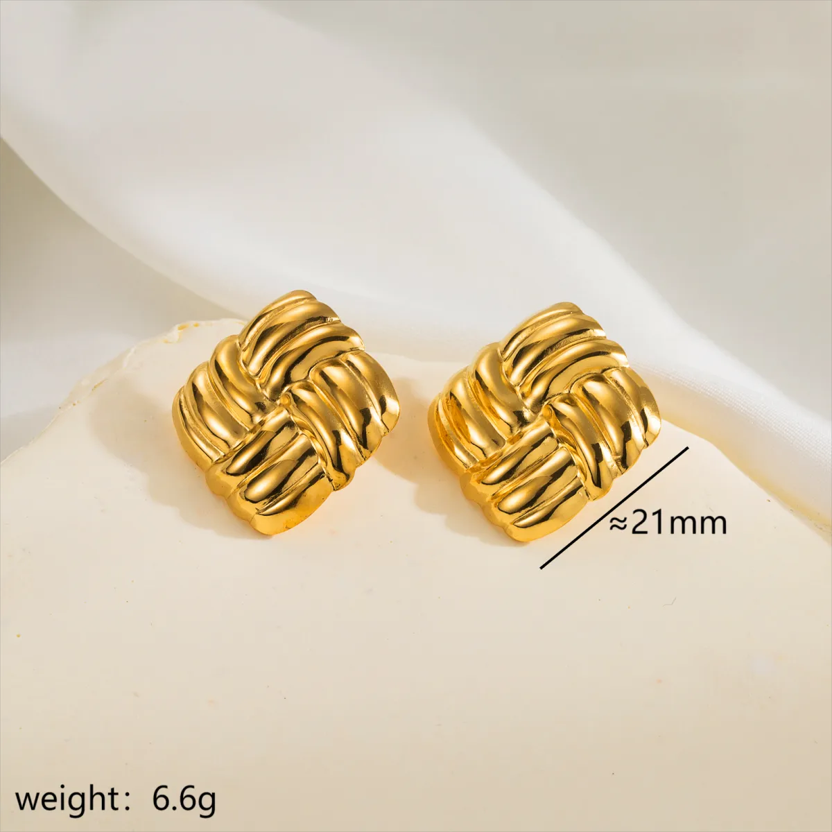 Zarcillos cuadrados con alto relieve