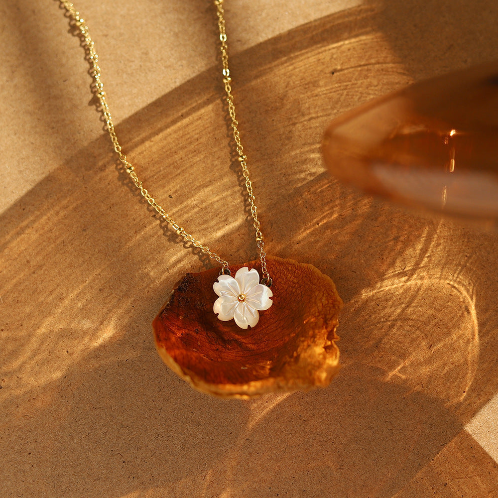 Collar de flor blanca