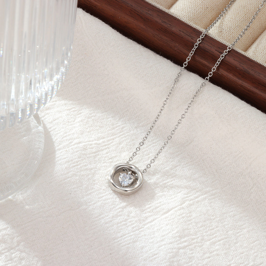 Collar de dije circular con corazon de cristal