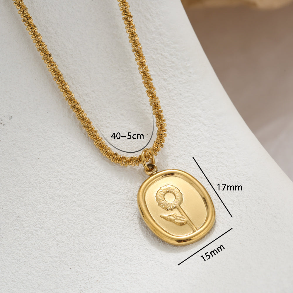 Collar con placa de flor