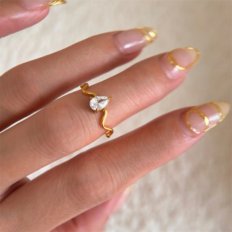 Anillo ondulado con gota de cristal