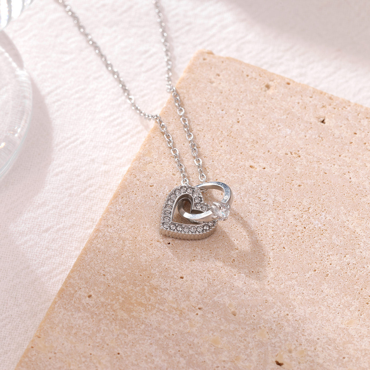 Collar de corazon con anillo enlazados