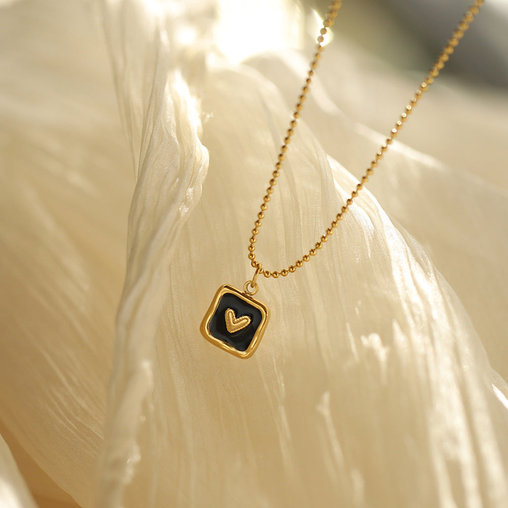 Collar de dije esmaltado negro con corazon