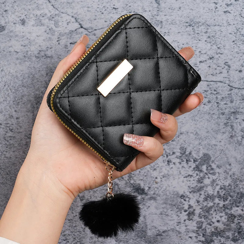 Monedero pequeño negro con pompon