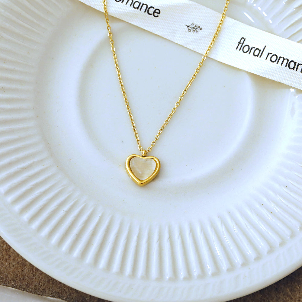 Collar de corazon blanco