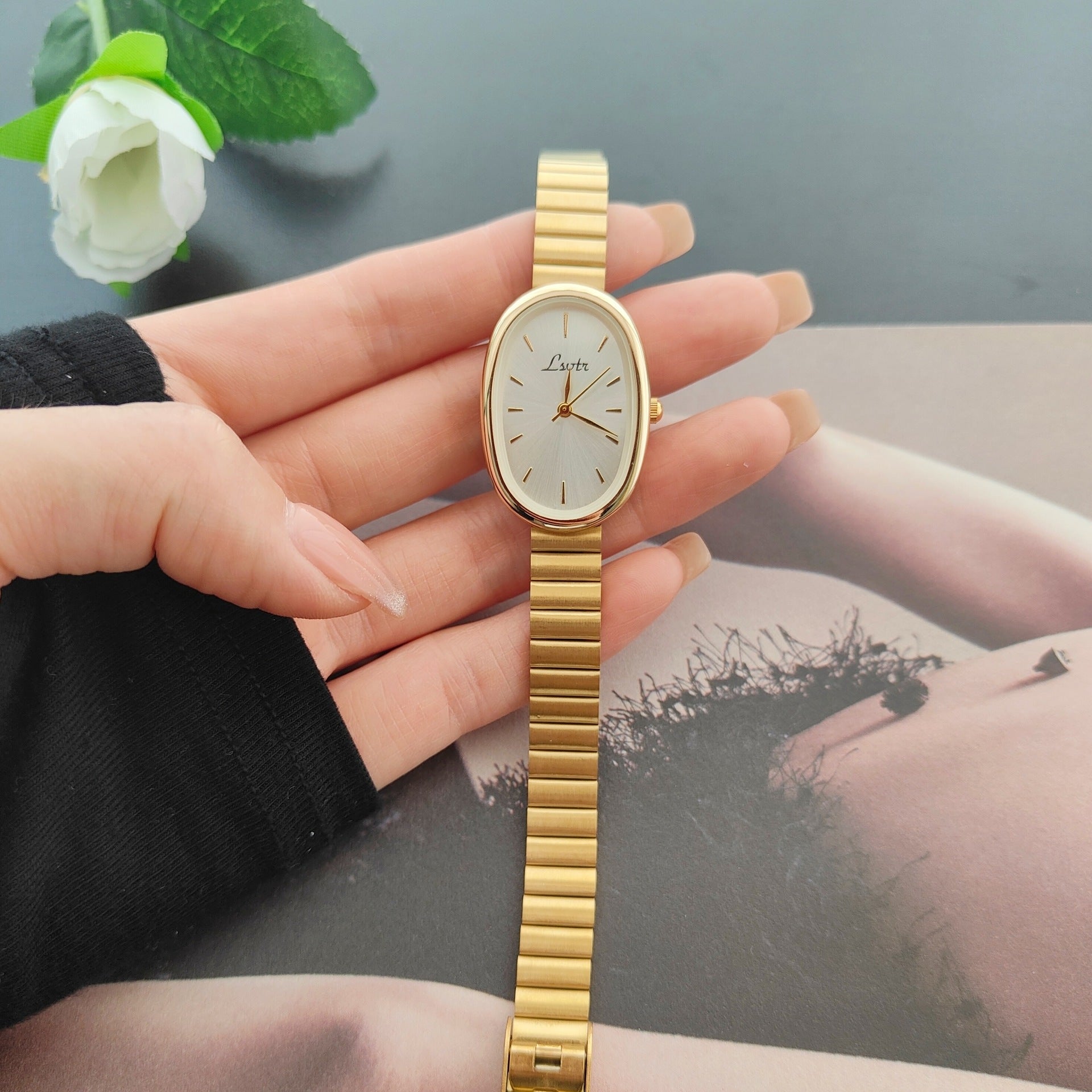 Reloj clasico de esfera ovalada
