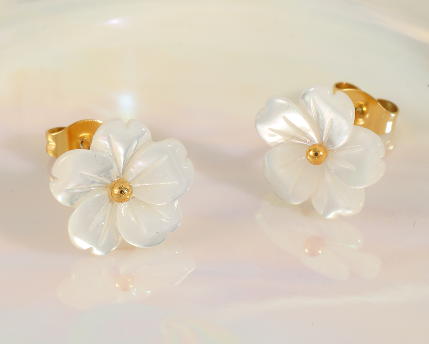 Zarcillos de flor blanca