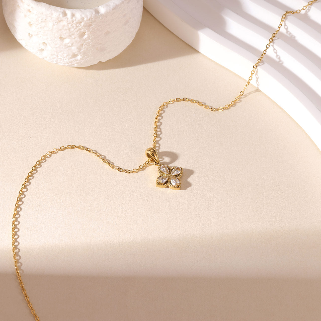 Collar de flor con 4 petalos