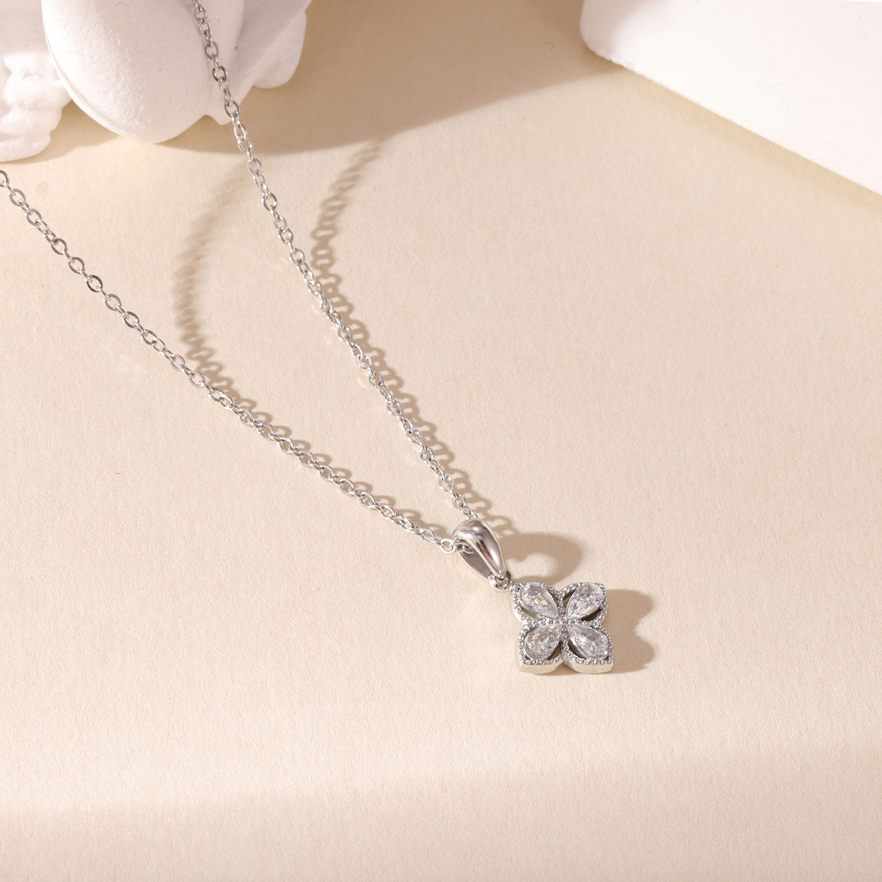 Collar de flor con 4 petalos