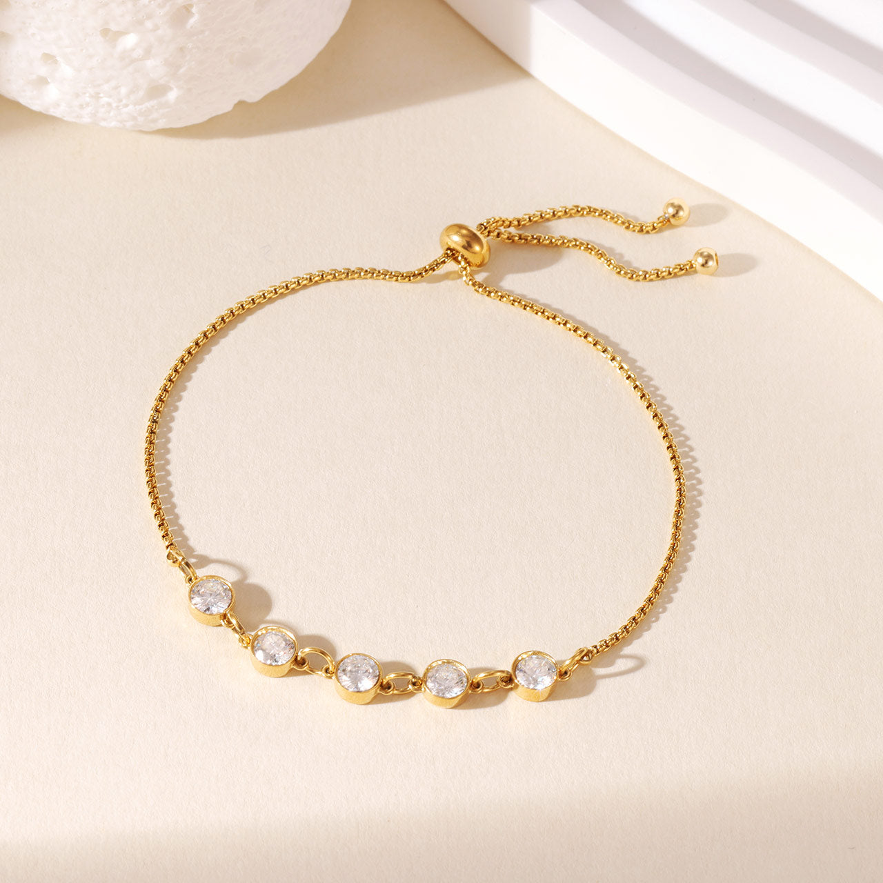 Pulsera de borlas con broche ajustable