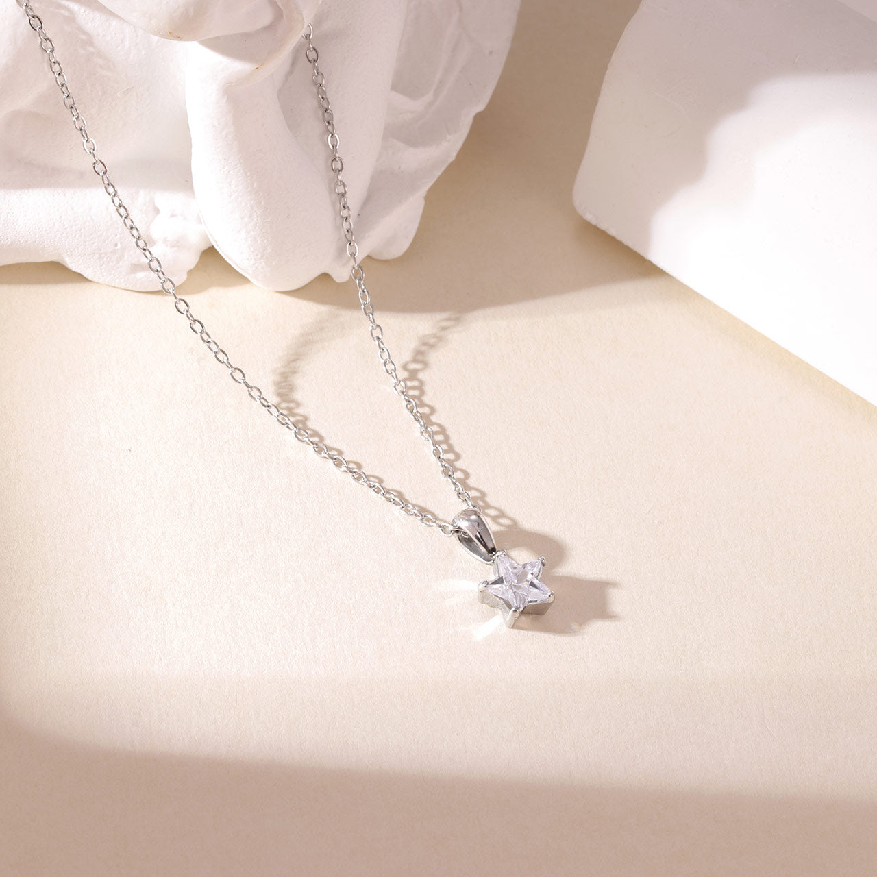 Collar con dije de estrella de cristal