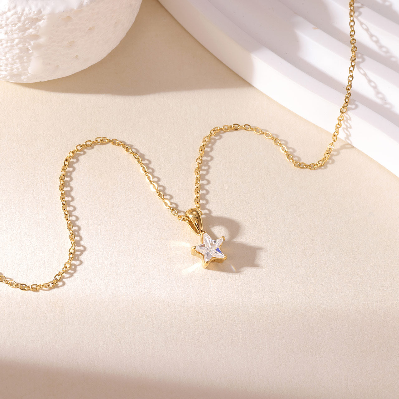 Collar con dije de estrella de cristal
