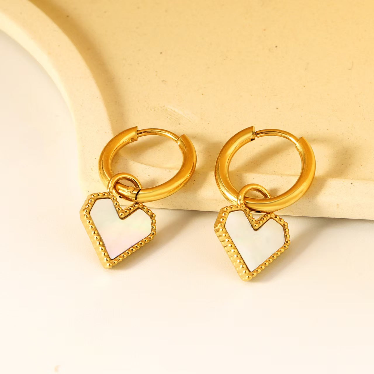 Aretes de corazon colgante blanco