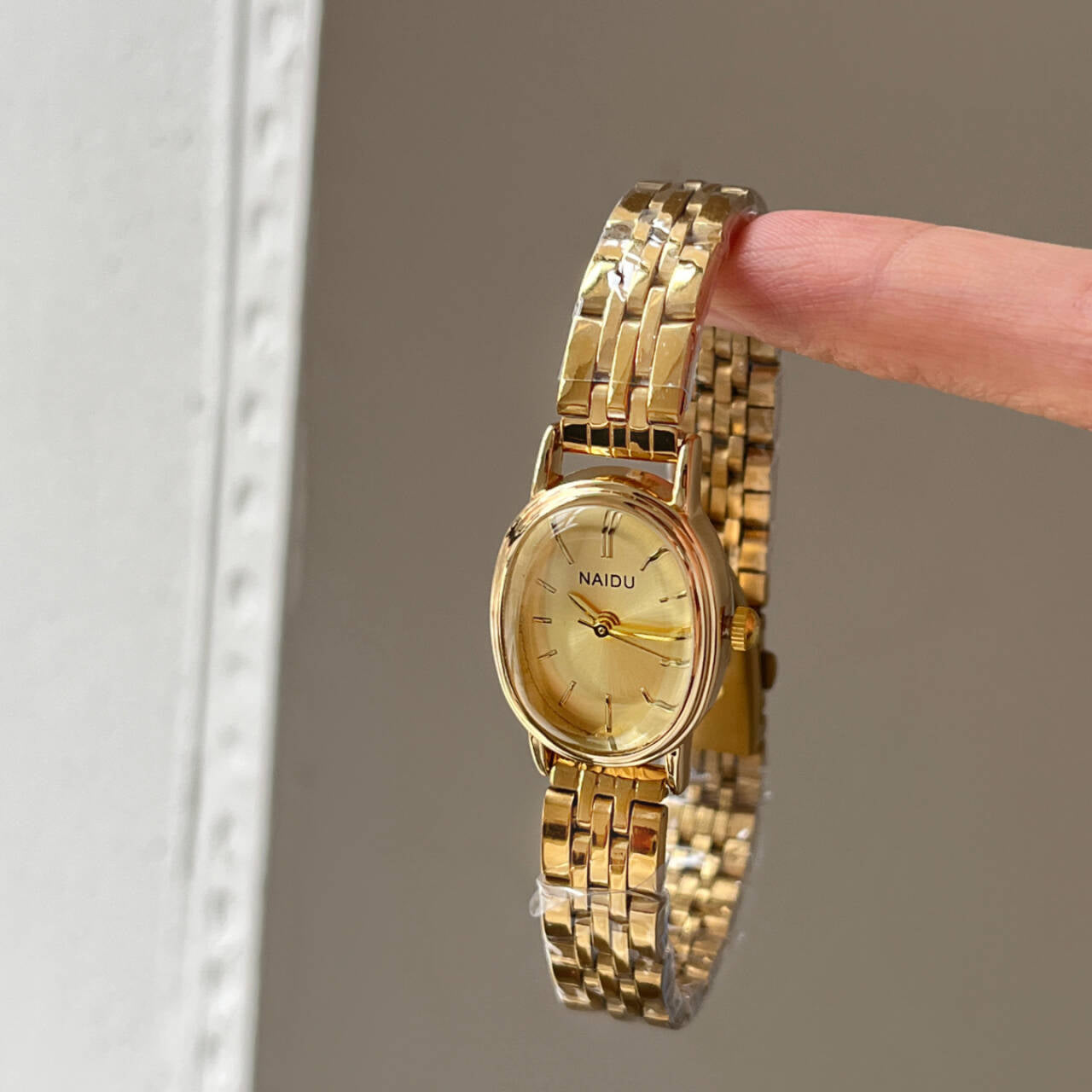 Reloj Naidu de esfera ovalada