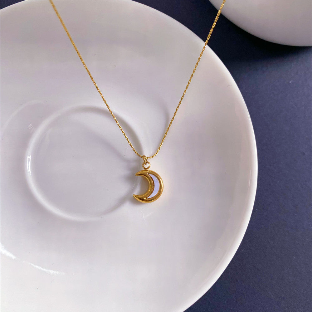 Collar de luna con esmaltado blanco