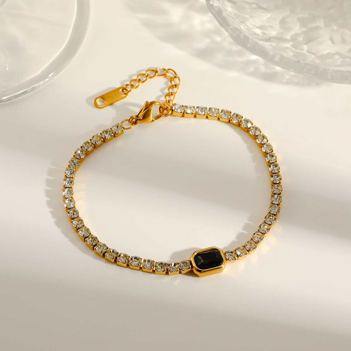 Pulsera tipo tenis con dije negro