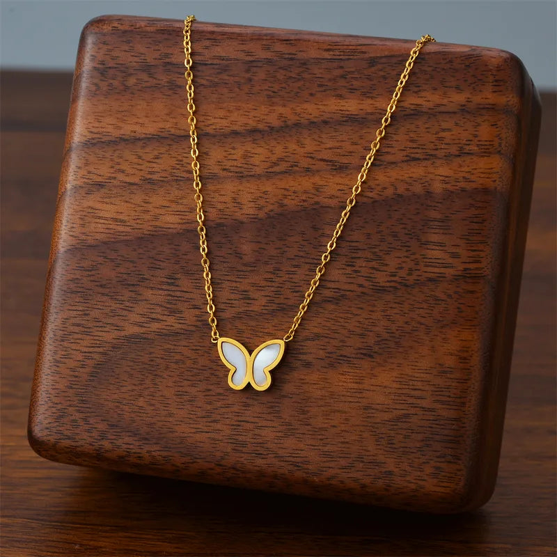 Collar de mariposa blanca