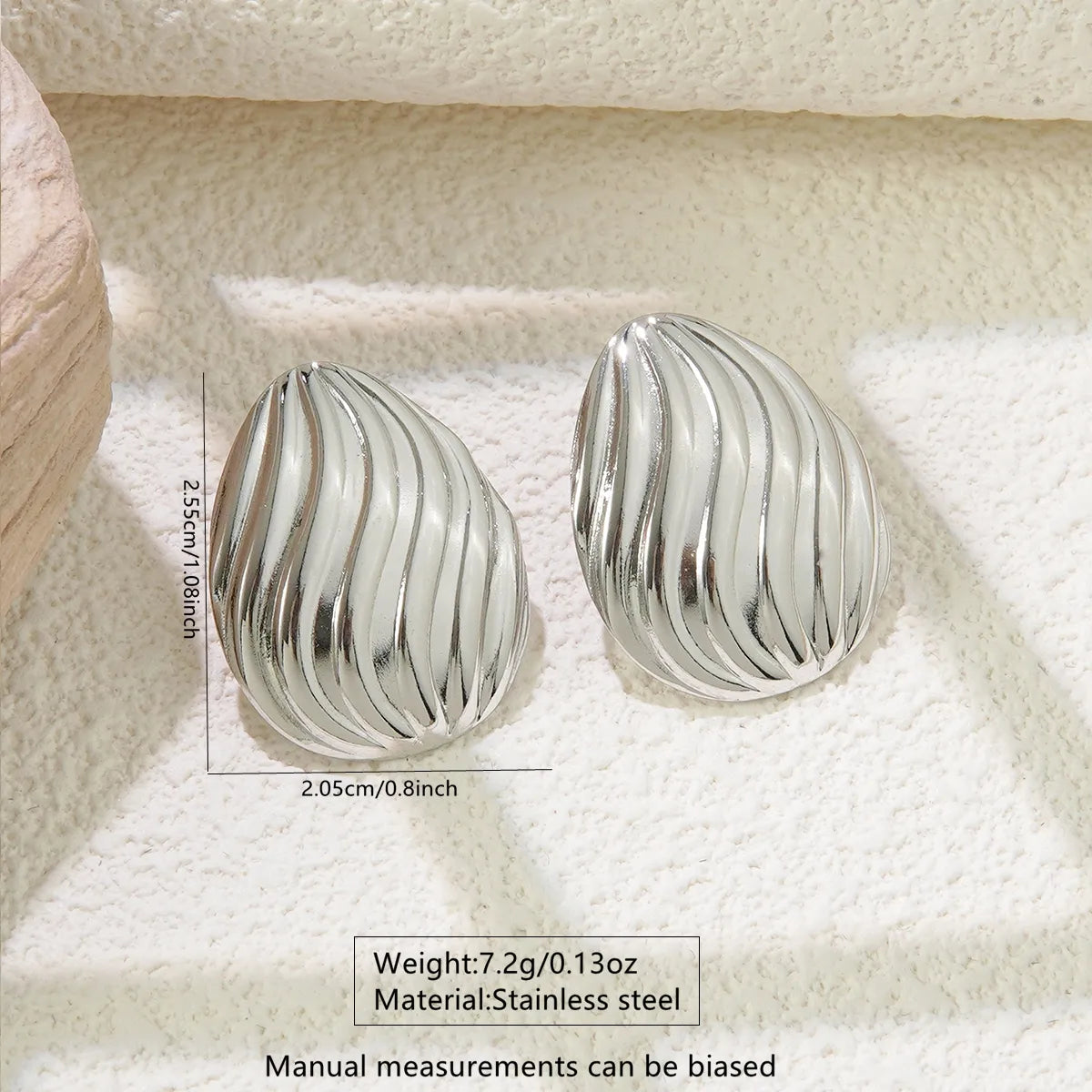 Zarcillos ovalados con relieve