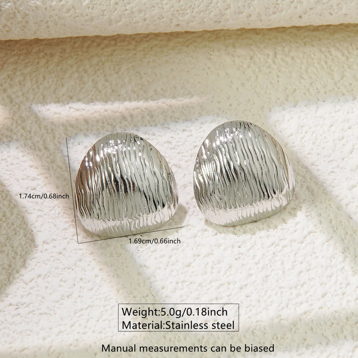 Zarcillos plateados con textura