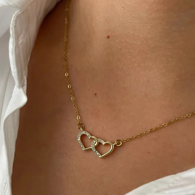 Collar de corazones enlazados