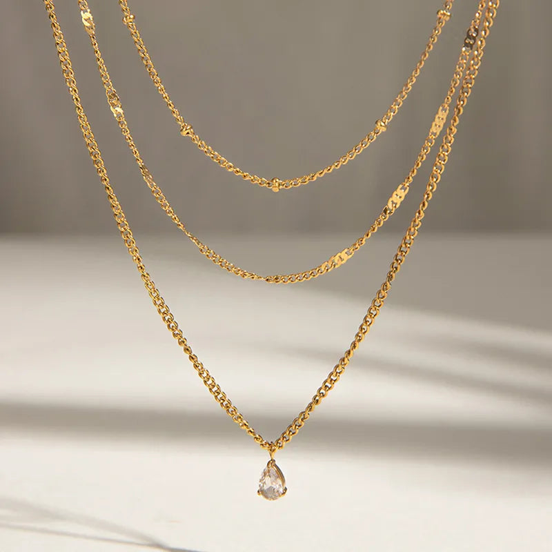Cadena triple con dije de gota
