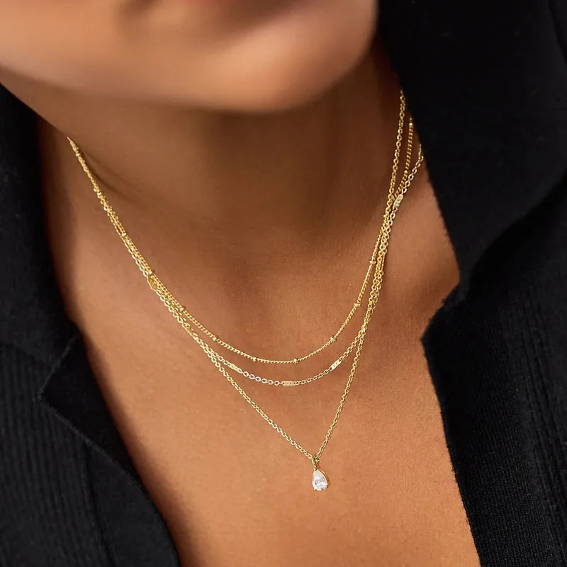 Cadena triple con dije de gota