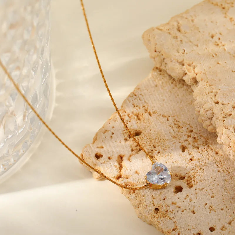 Cadena con corazón de cristal azulado