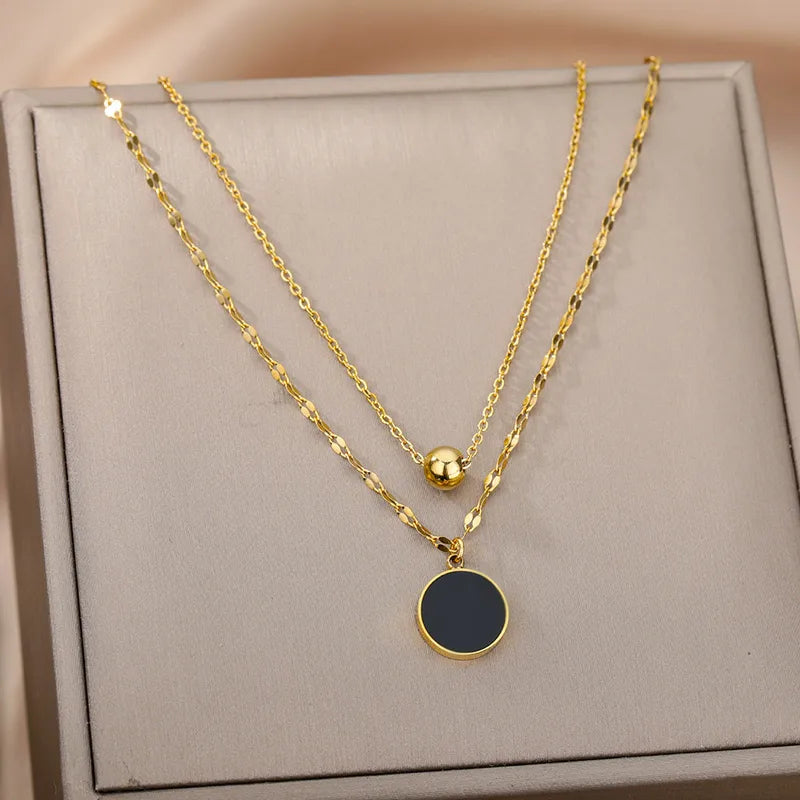 Collar doble con dije redondo negro