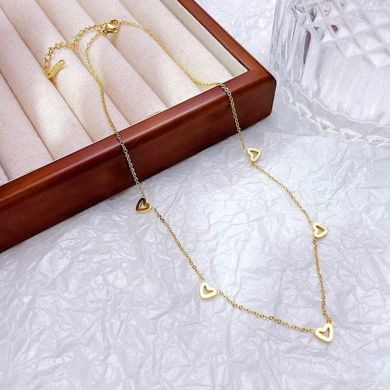 Collar con dijes de contorno de corazon - Dorado