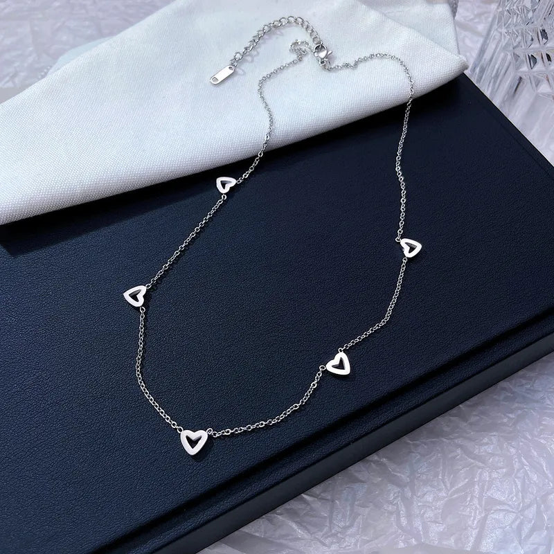 Collar con dijes de contorno de corazon - Plateado