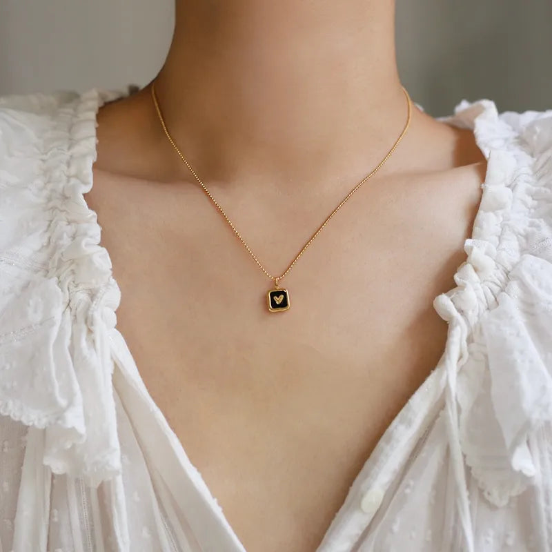 Collar de dije esmaltado negro con corazon