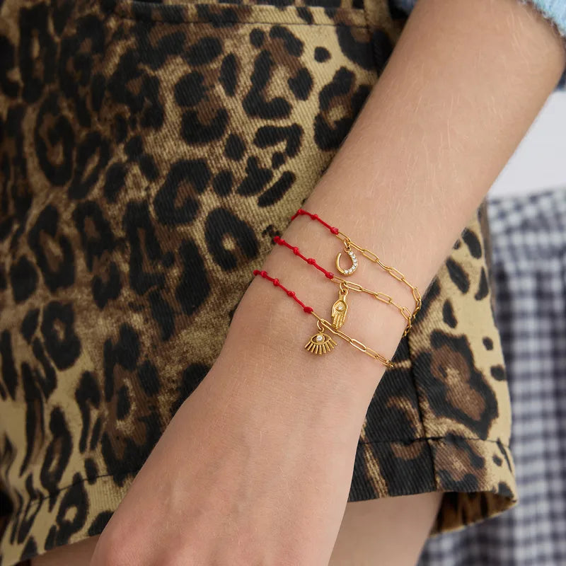 Pulsera de hilo rojo con eslabones