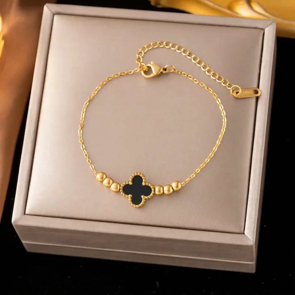 Brazalete de clover negro con balines
