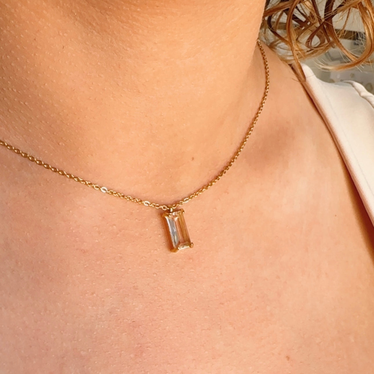 Collar con dije rectangular de cristal