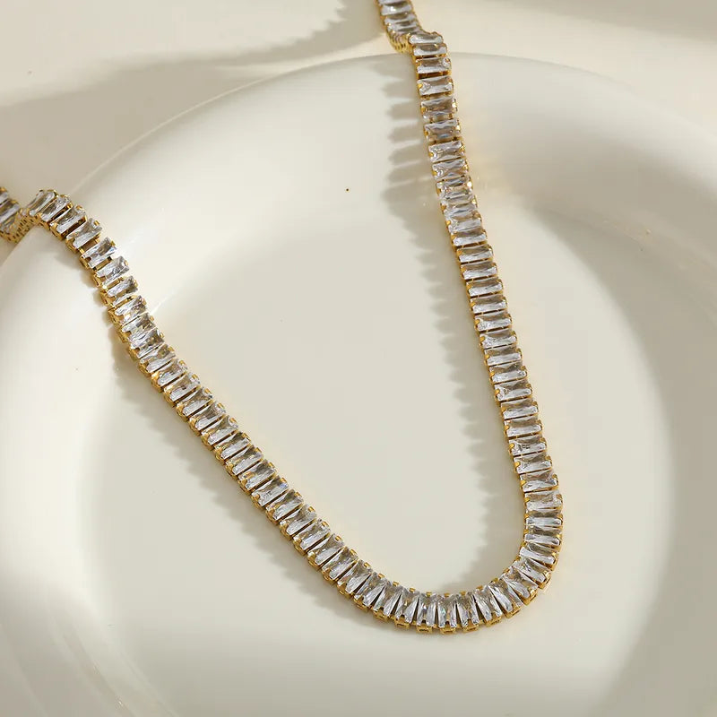 Collar elegante con circones