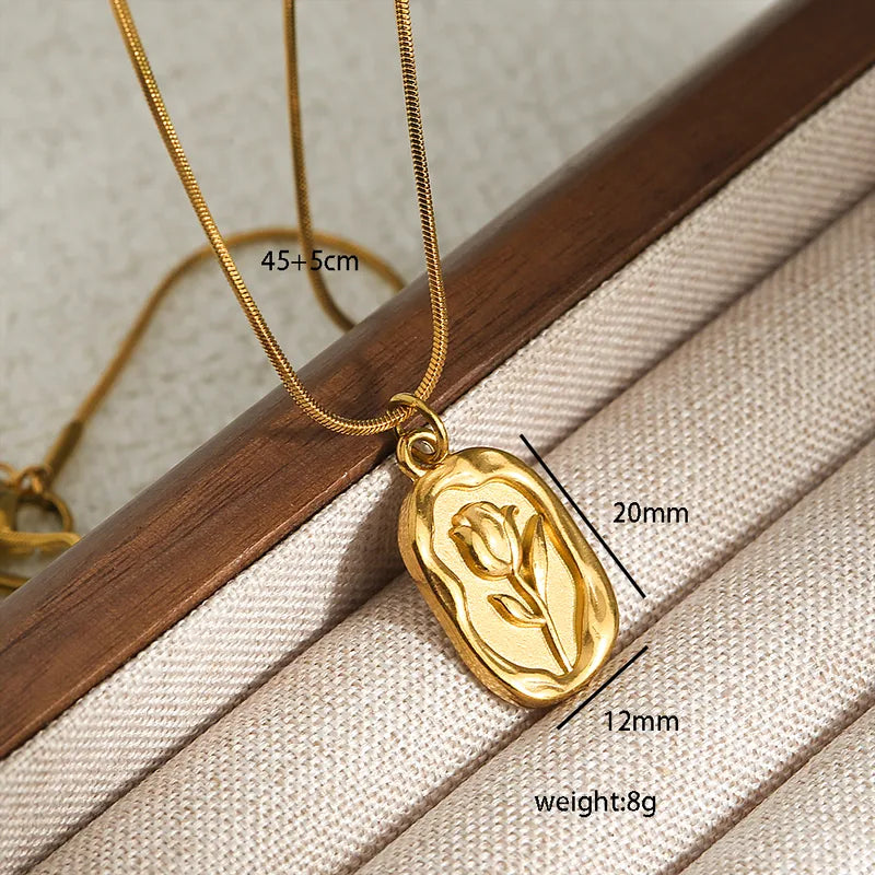Collar de flor en alto relieve