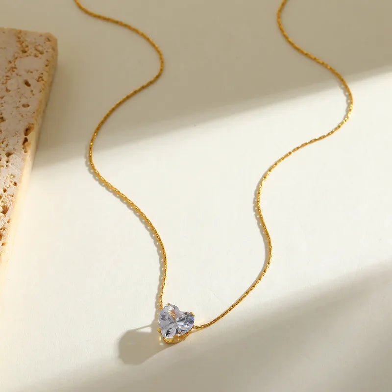 Cadena con corazón de cristal azulado