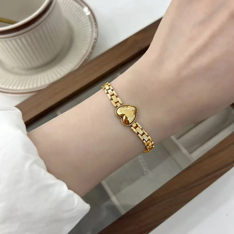 Brazalete con eslabones cuadrados con corazon