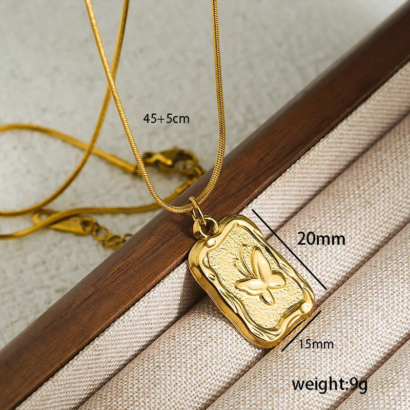 Collar de mariposa en alto relieve