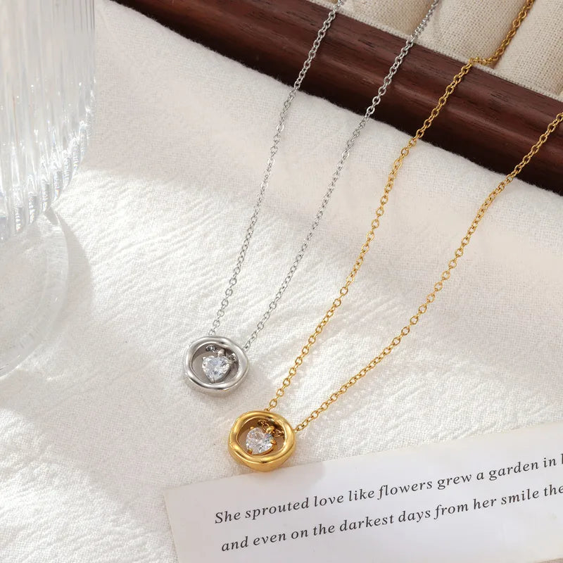 Collar de dije circular con corazon de cristal