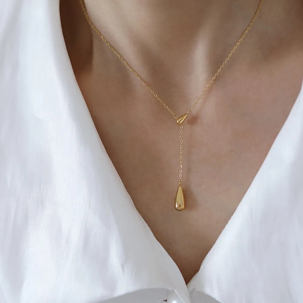 Cadena elegante de gota
