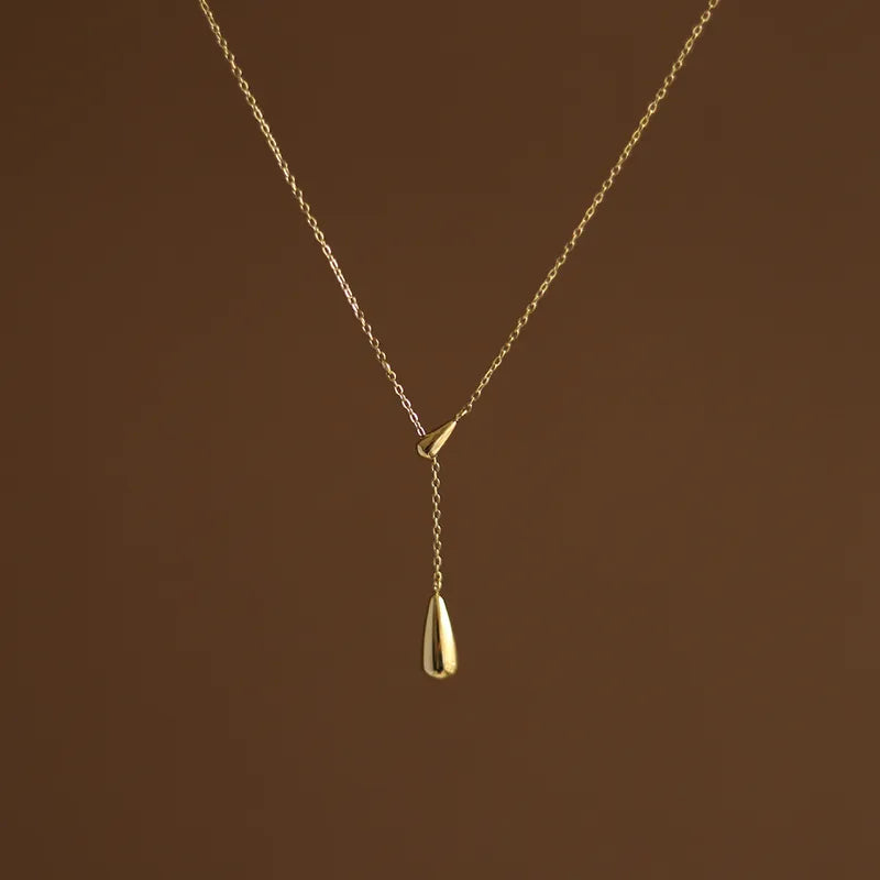 Cadena elegante de gota