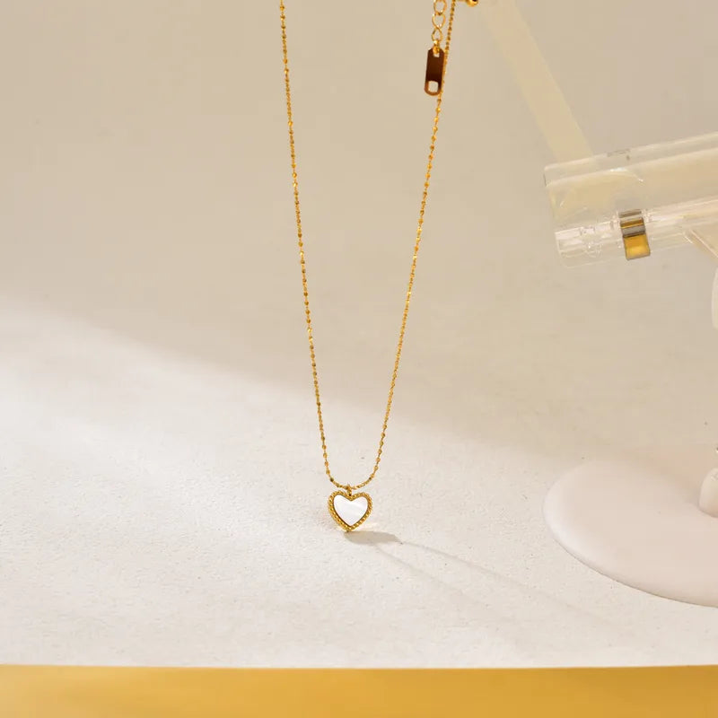 Cadena con mini corazón blanco
