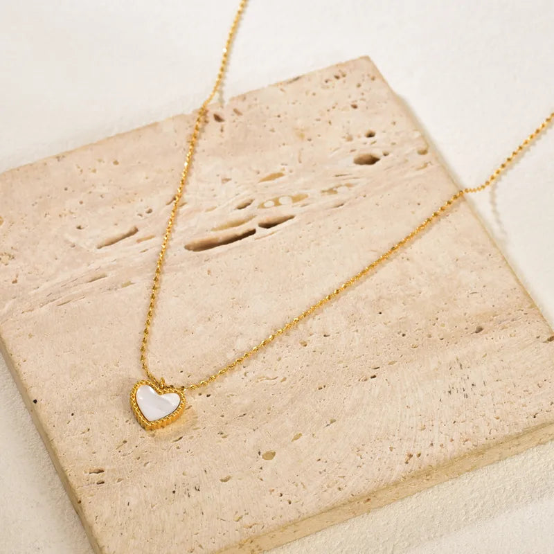 Cadena con mini corazón blanco