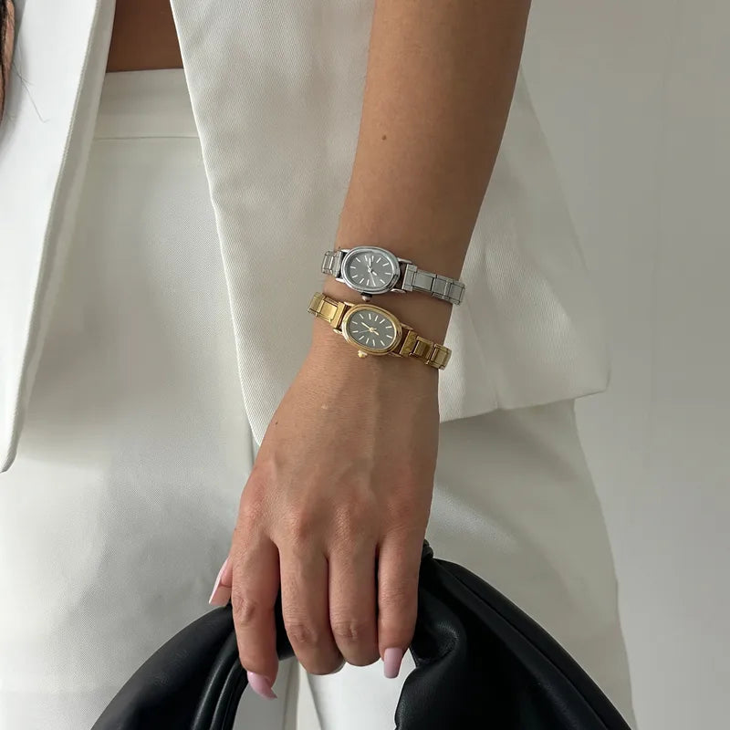 Reloj estilo italiano de esfera ovalada negro