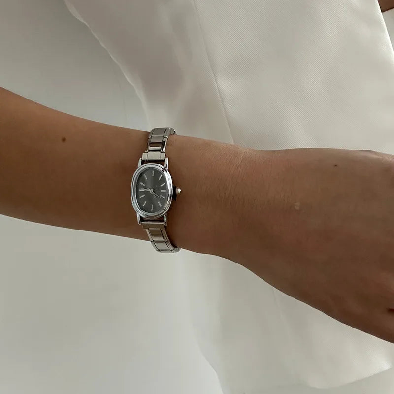 Reloj estilo italiano de esfera ovalada negro