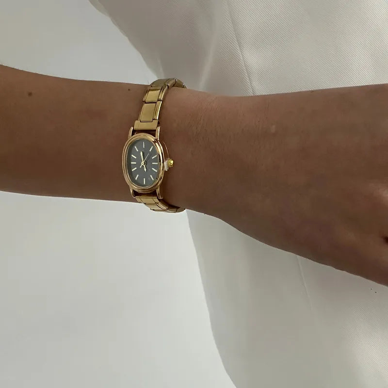 Reloj estilo italiano de esfera ovalada negro