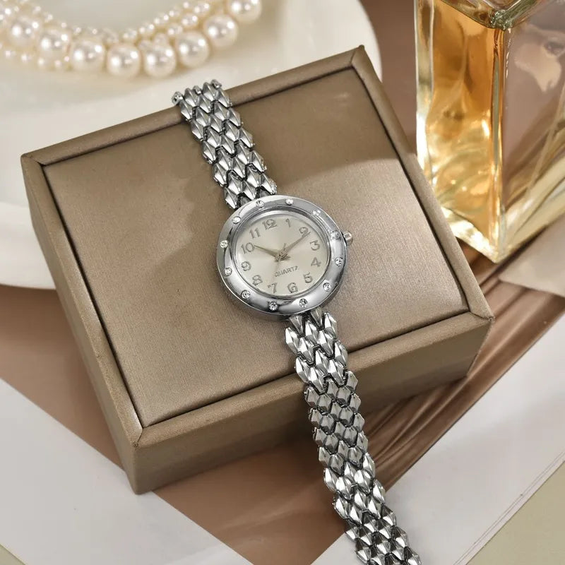 Reloj redondo con circones - Plateado