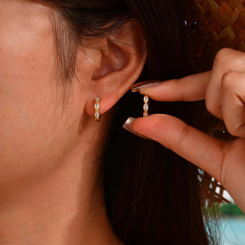 Argollas con triple circon ovalado