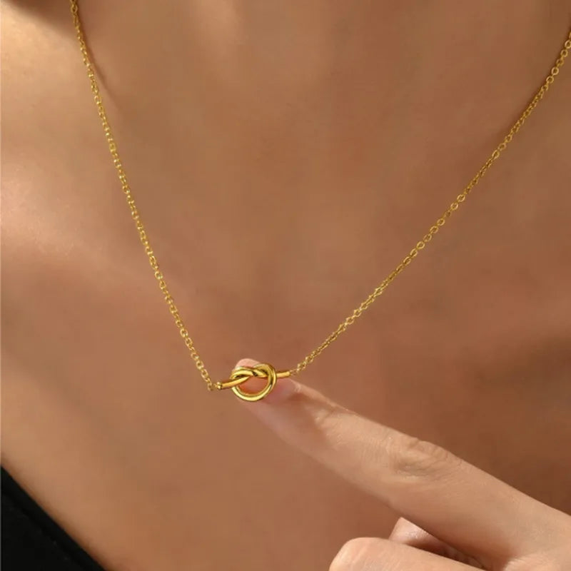 Collar con dije nudo
